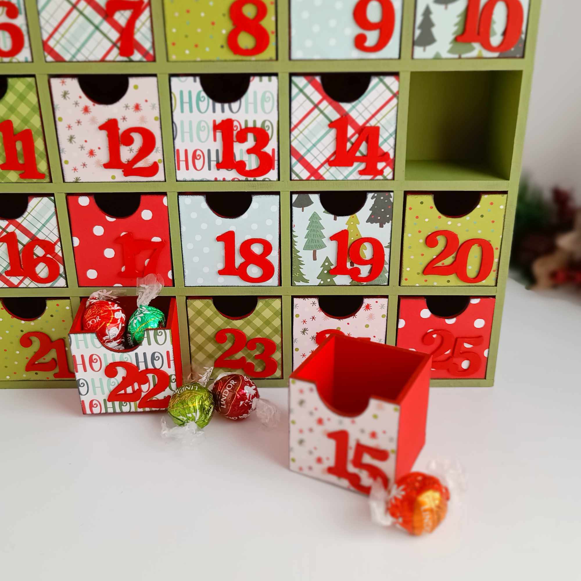 Traditional Christmas Advent Calendar with 25 Drawers